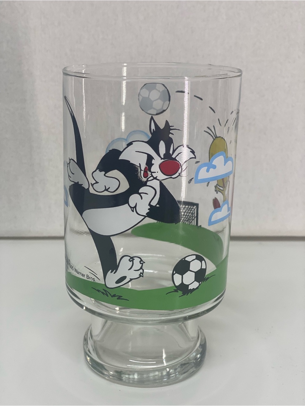 Warner Bros. Sylvester & Tweety Bird Playing Golf 1995 Oversized Glass 32oz